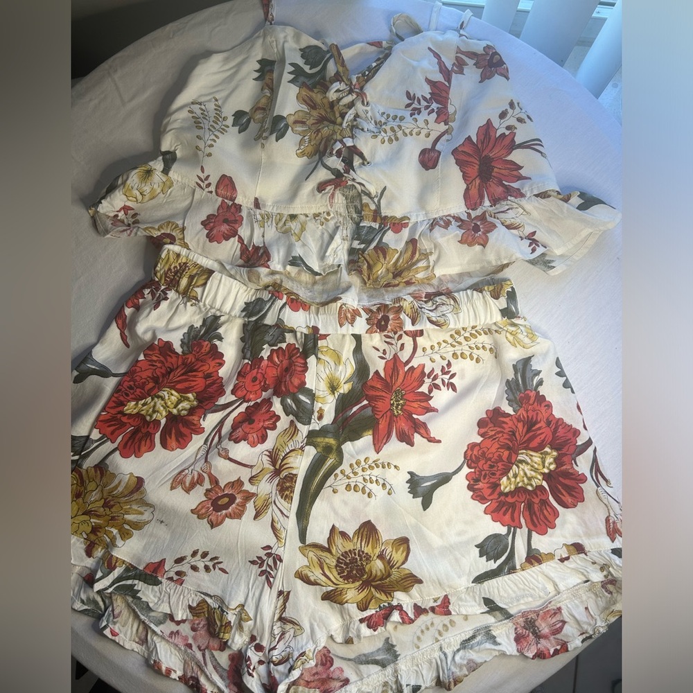 Women’s Lace up crop top short set in color ivory floral. XL . Stretch shorts